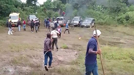 Momentos en que comuneros se enfrentaron a trabajadores mineros y funcionarios de Ambiente en Sigchos, Cotopaxi, el 11 de marzo de 2024.