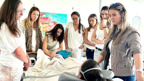 Paola Roldán en su habitación junto a sus amigas.