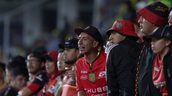 Hincas del Deportivo Cuenca alientan a su equipo en el partido de la Copa Sudamericana ante Delfín, el miércoles 6 de marzo de 2024, en el estadio Banco Guayaquil.