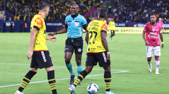 El árbitro Augusto Aragón dirige el partido entre IDV y Barcelona SC, el 9 de marzo de 2024.