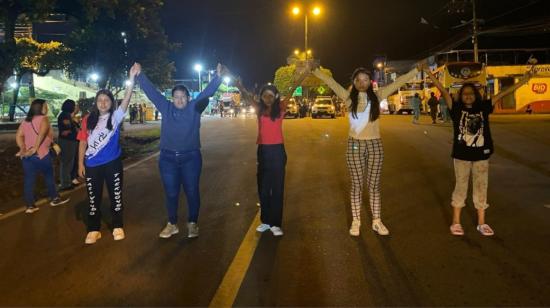 Cinco niñas indígenas bloquearon una parte de la vía en Cascales, Sucumbíos, el 11 de marzo de 2024.