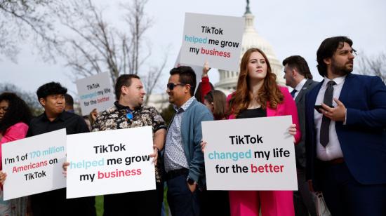 Varias personas en Washington participan de un plantón a favor de TikTok, afuera de la Cámara de Representantes de EE.UU., el 13 de marzo de 2024.