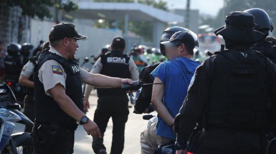 Imagen referencial. Policías en un operativo en  Pascuales, Guayaquil, el 8 de febrero del 2024.