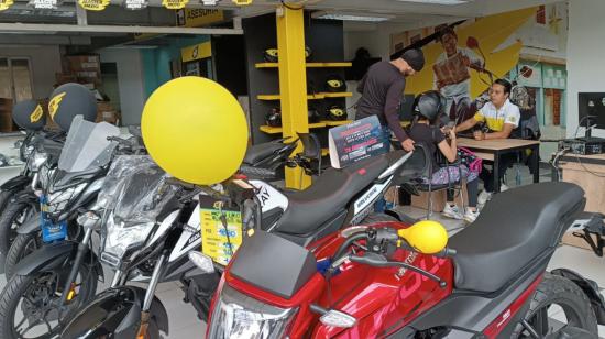 Exhibición de motos en un local de la cadena de tiendas Master Motos, en Quito, 1 de marzo de 2024.