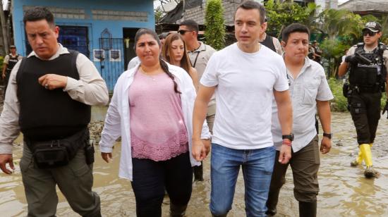 El presidente Daniel Noboa en un recorrido por una zona afectada por las lluvias en Guayas, el 13 de marzo de 2024.