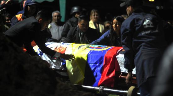 El féretro con los restos del candidato presidencial Fernando Villavicencio, en el día del entierro, en Quito, 11 de agosto de 2023.