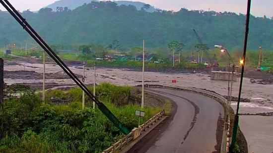 La vía Macas - Puyo, sector del acceso al puente sobre el río Upano, que está desbordado, el 14 de marzo de 2024.