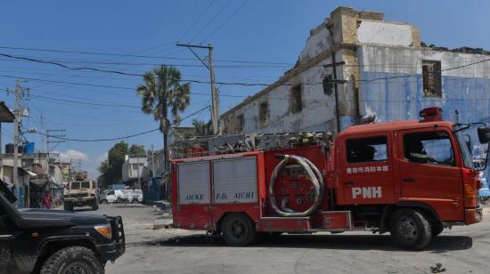 Un vehículo de los bomberos en los exteriores de la Penitenciaría Nacional en Puerto Príncipe, Haití, el 14 de marzo de 2024.