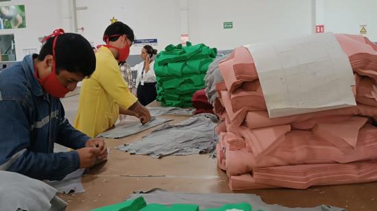 Trabajadores de la planta de la empresa Pinto, en Otavalo, el 21 de febrero de 2024.