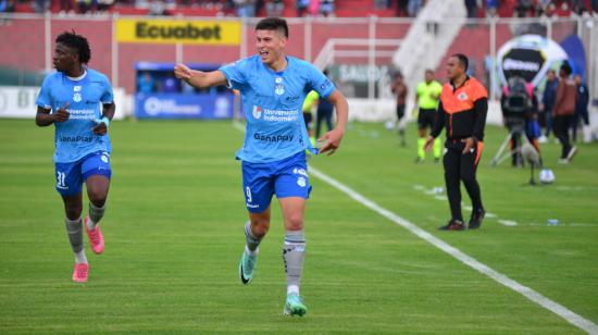 Facundo Pons, delantero de Macará, celebra su gol ante Libertad, este 15 de marzo de 2024.