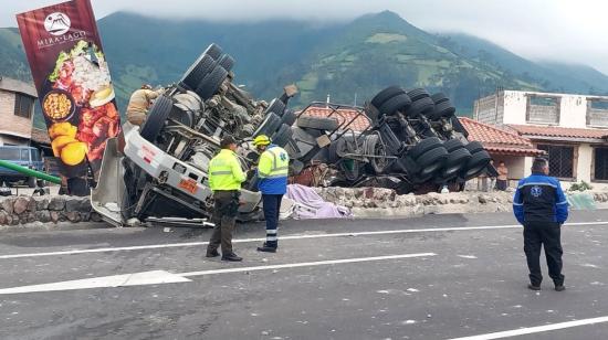 Un tanquero se volcó por completo en la vía Panamericana, cerca de Otavalo, el 15 de marzo de 2024.