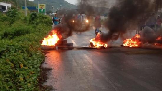 La mañana del 15 de marzo de 2024, habitantes de la vía San Vicente-Chone protestaron por la falta de agua potable.