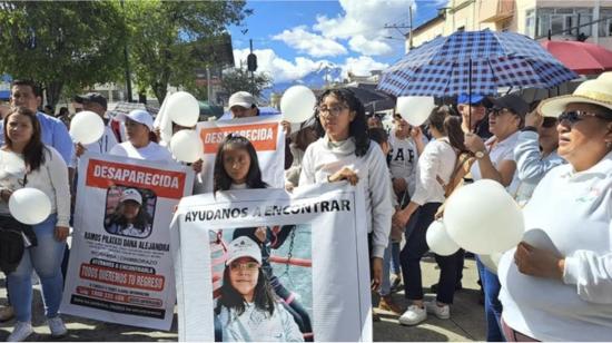 Imagen referencial del plantón de familiares y amigos de Dana Ramos en Riobamba, días después de su secuestro, en febrero de 2024.