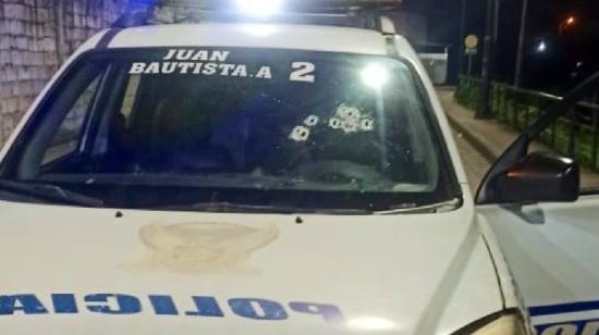 Patrullero policial terminó con varios impactos de bala, tras persecución a delincuentes, en Daule.