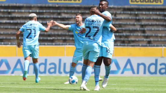 Los jugadores de Católica festejan un gol ante el Cuenca, en Quito, el 17 de marzo de 2024.