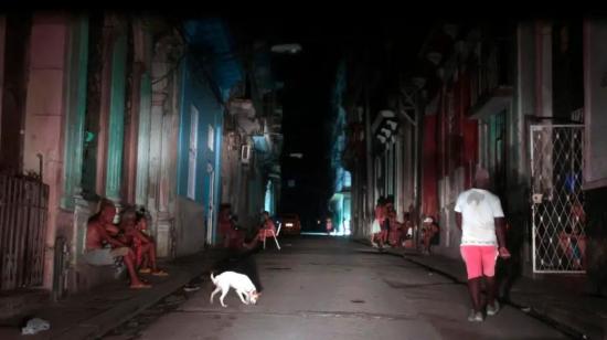 Imagen referencial. Fotografía de archivo de personas en las puertas de sus casas durante un apagón, en La Habana (Cuba). 