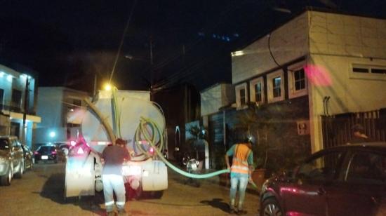 Tanqueros abastecen de agua a familias de la ciudadela Las Cumbres, en Guayaquil, el 17 de marzo de 2024.