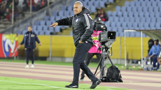 Hernán Torres da indicaciones en el partido ante El Nacional, en Quito, el 17 de marzo de 2024.