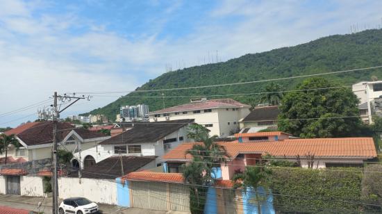 Panorámica del cerro Azul en un barrio del norte de Guayaquil, el 18 de marzo de 2024.