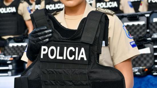 Vista frontal de uno de los chalecos antibalas entregados a la Policía Nacional, Quito, 18 de marzo de 2024.