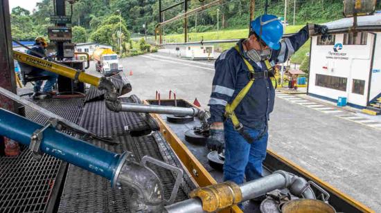 Imagen referencial de un trabajador de Petroecuador.