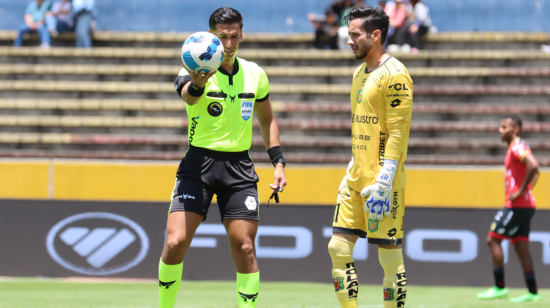 Robert Cabrera, durante el partido entre U. Católica y D. Cuenca, el 17 de marzo de 2024.