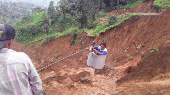 Varias comunidades de Echeandía, en Bolívar, cruzan una quebrada en una olla improvisada, debido a la falta de carretera. 