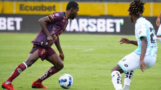 Un jugador de Mushuc Runa domina un balón en el partido ante Cumbayá, el 19 de marzo de 2024.