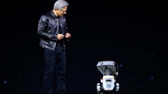 El fundador y CEO de Nvidia,  Jensen Huang, habla con un robot en la presentación de los nuevos chips de la empresa, San José, 18 de  marzo de 2024.