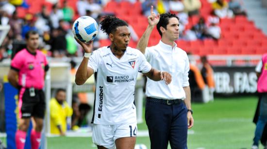 José Quintero y Josep Alcácer, durante un partido de Liga de Quito, el 16 de marzo de 2024.