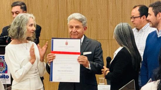 Francisco Roldán, padre de Paola Roldán, recibió la condecoración post mortem que entregó el Concejo Metropolitano de Quito el 19 de marzo de 2024.