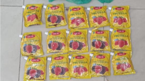 Paquetes de mermelada de frutilla, contaminados con cocaína y decomisados en Guayaquil, el 18 de marzo de 2024.