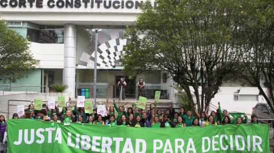 Colectivos de mujeres llegaron a la Corte Constitucional, en Quito, el 19 de marzo de 2024, para ingresar una nueva demanda para despenalizar el aborto. 