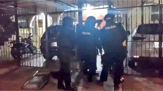 Tres policías en un allanamiento en Guayaquil, contra una organización narcotraficante que enviaba droga a Gambia, el 20 de marzo de 2024.