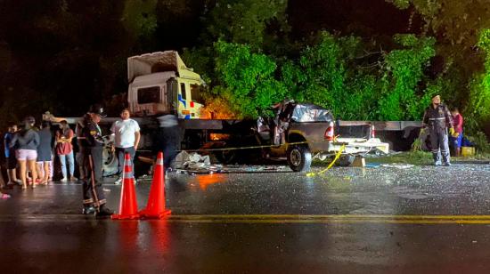 Camioneta y vehículo pesado chocaron en la vía Juan Gómez Rendón, la madrugada de este miércoles 20 de marzo.