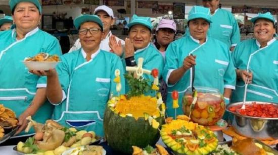 Emprendedores presentan platos típicos en una feria gastronómica de Quito de 2023.