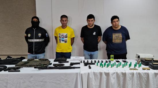 Los tres hombres capturados en un operativo policial en Mucho Lote, noroeste de Guayaquil, el 19 de marzo de 2024.