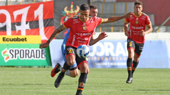 Raúl Becerra, del Cuenca, controla una pelota en el partido ante Macará, el 20 de marzo de 2024.