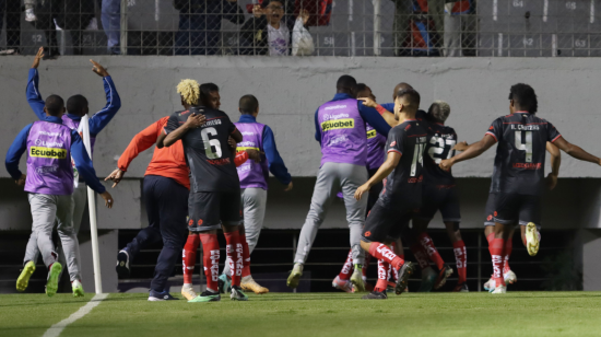 Los jugadores de El Nacional festejan un gol ante Aucas, el 20 de marzo de 2024.