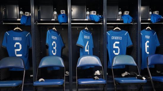 Las camisetas de la selección de Ecuador, previo al partido ante Guatemala, el 21 de marzo de 2024.