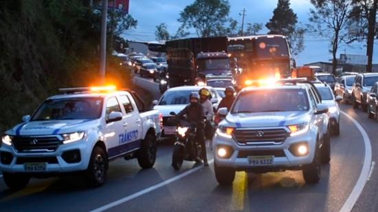 Patrulleros de la AMT regulan la velocidad de circulación en la avenida Simón Bolívar de Quito.