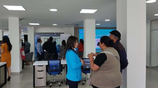 Imagen referencial de atención a los clientes en una agencia de CNT en Quito.