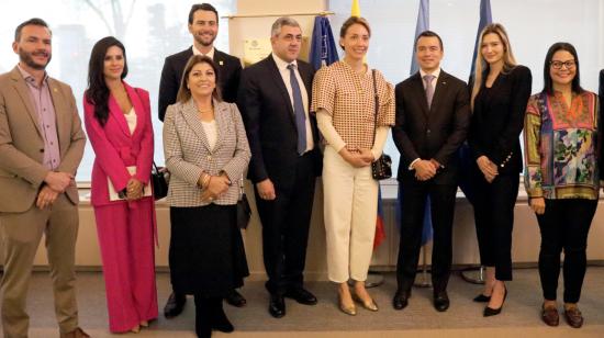 El presidente Daniel Noboa (centro), junto a parte de la comitiva que estuvo junto a él en Madrid, España, el 26 de enero de 2024.