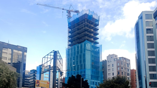 Imagen referencial de un edificio en construcción en el centro norte de Quito. 