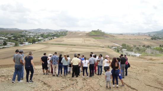 A mediados de 2022 se realizó el movimiento de tierras en el programa municipal Jardines del Sinaí 1 y 2, noroeste de Guayaquil, un proyecto sin avances y que carece de permisos. La foto es de febrero de 2023. 