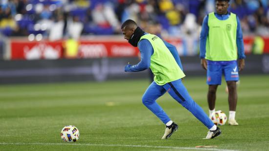 Carlos Gruezo durante el calentamiento antes del partido de Ecuador frente a Guatemala, el 21 de marzo de 2024. 