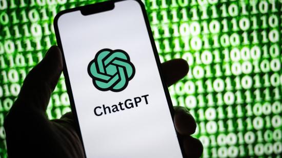 Ilustración del logo de ChatGPT en un celular, y detrás códigos binarios. 