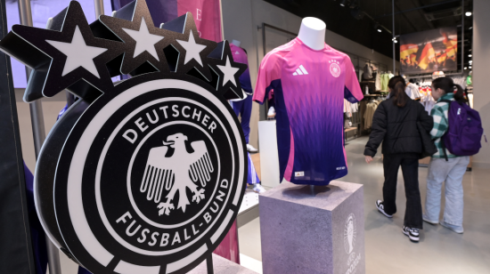 Imagen de las camisetas de la selección alemana en un local de Adidas en Frankfurt, en marzo de 2024.