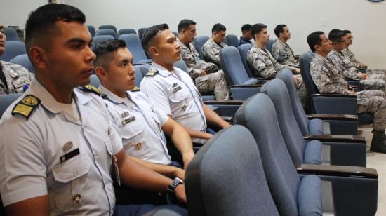 Imagen referencial de cadetes de la Escuela de Aviación de la FAE en una charla, en Guayaquil, el 20 de marzo de 2024.