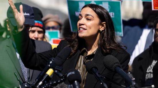 La congresista Alexandria Ocasio-Cortez pide estatus especial para los migrantes de Ecuador en EE.UU.